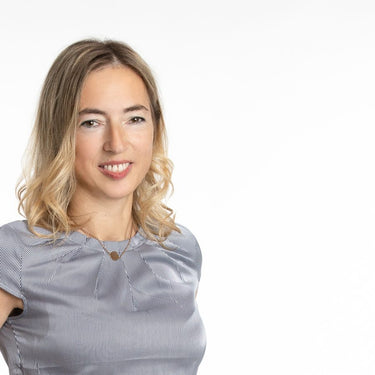 Frau mit Fokus auf Beauty teilt ihre Erfahrung nach einer Kryotherapie in Graz bei Nuvana.