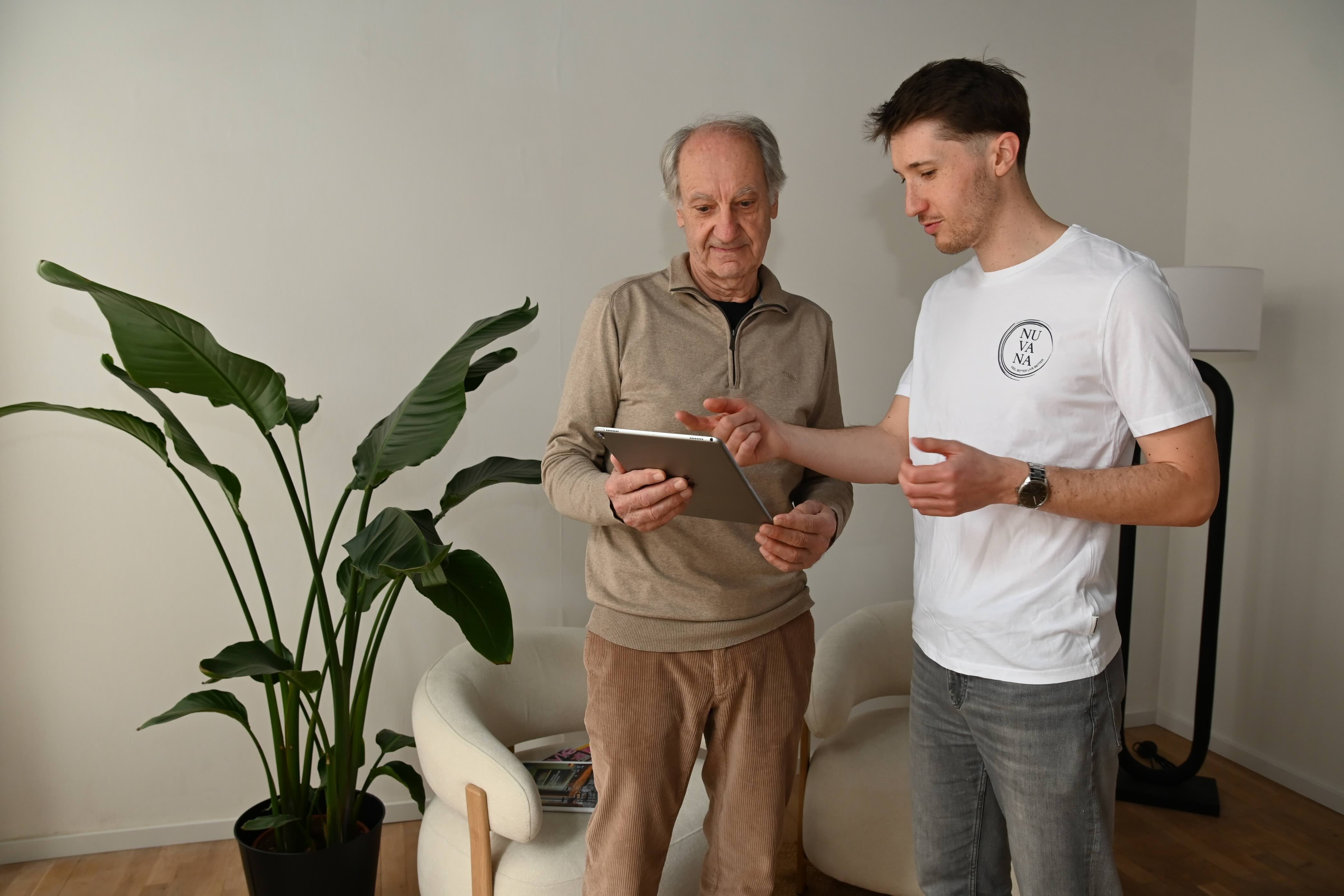 Gast füllt den Anamnesebogen vor einer Kryotherapie bei Nuvana Kältekammer Graz aus.