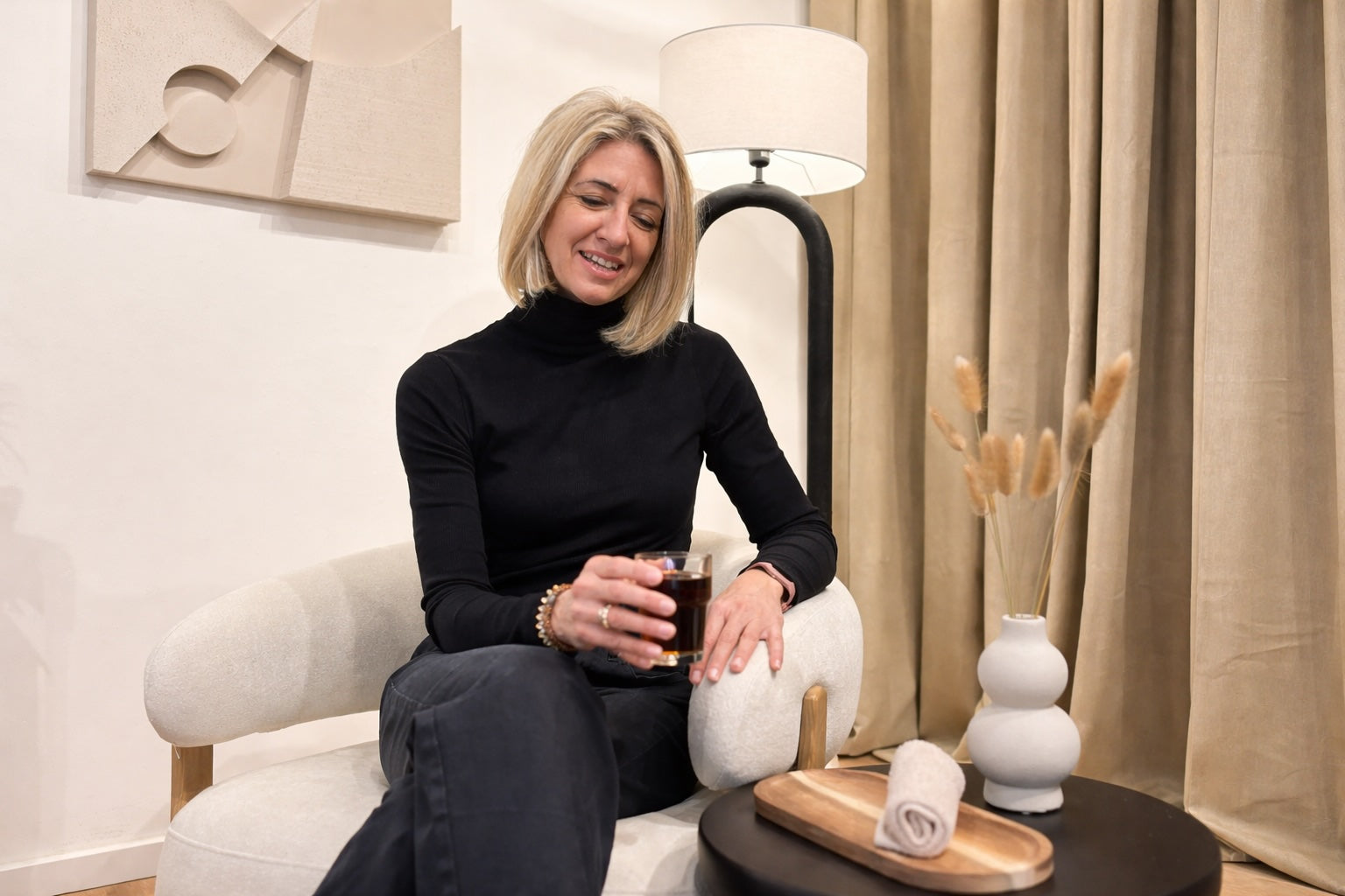 frau entspannt sich in ruhigem wellnessbereich und genießt ein warmes getränk