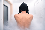 Person während einer -110 Grad Kryotherapie in der Nuvana Kältekammer Graz.