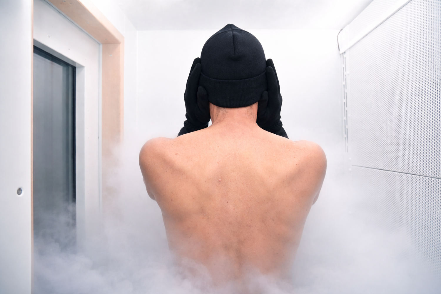 Person während einer -110 Grad Kryotherapie in der Nuvana Kältekammer Graz.