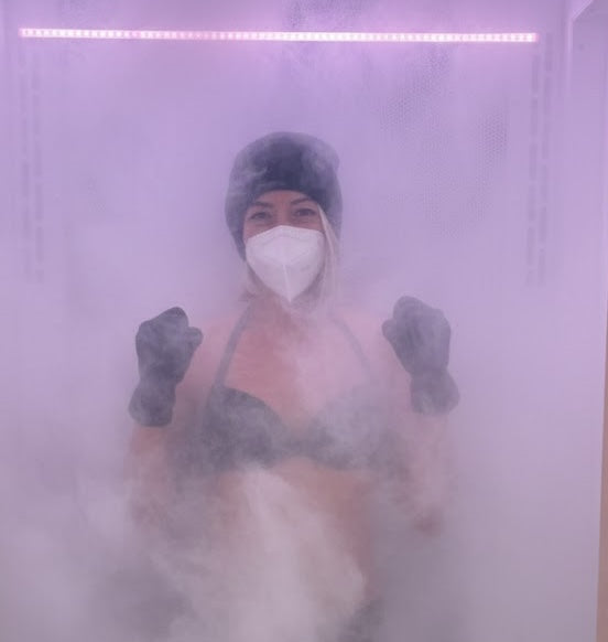 Frau während einer -110 Grad Kryotherapie in der Nuvana Kältekammer Graz.