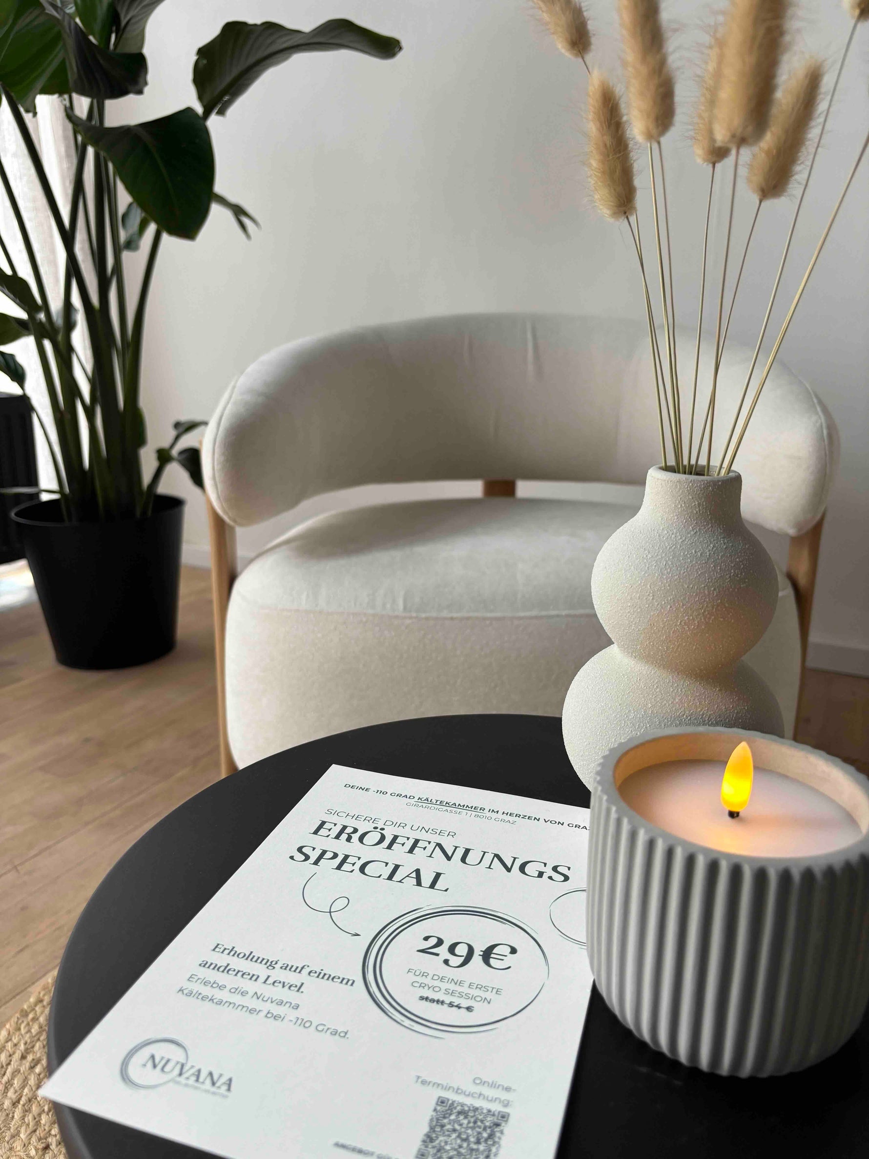 Lounge-Bereich der Nuvana Kältekammer in Graz für Entspannung vor der Cryo-Session.