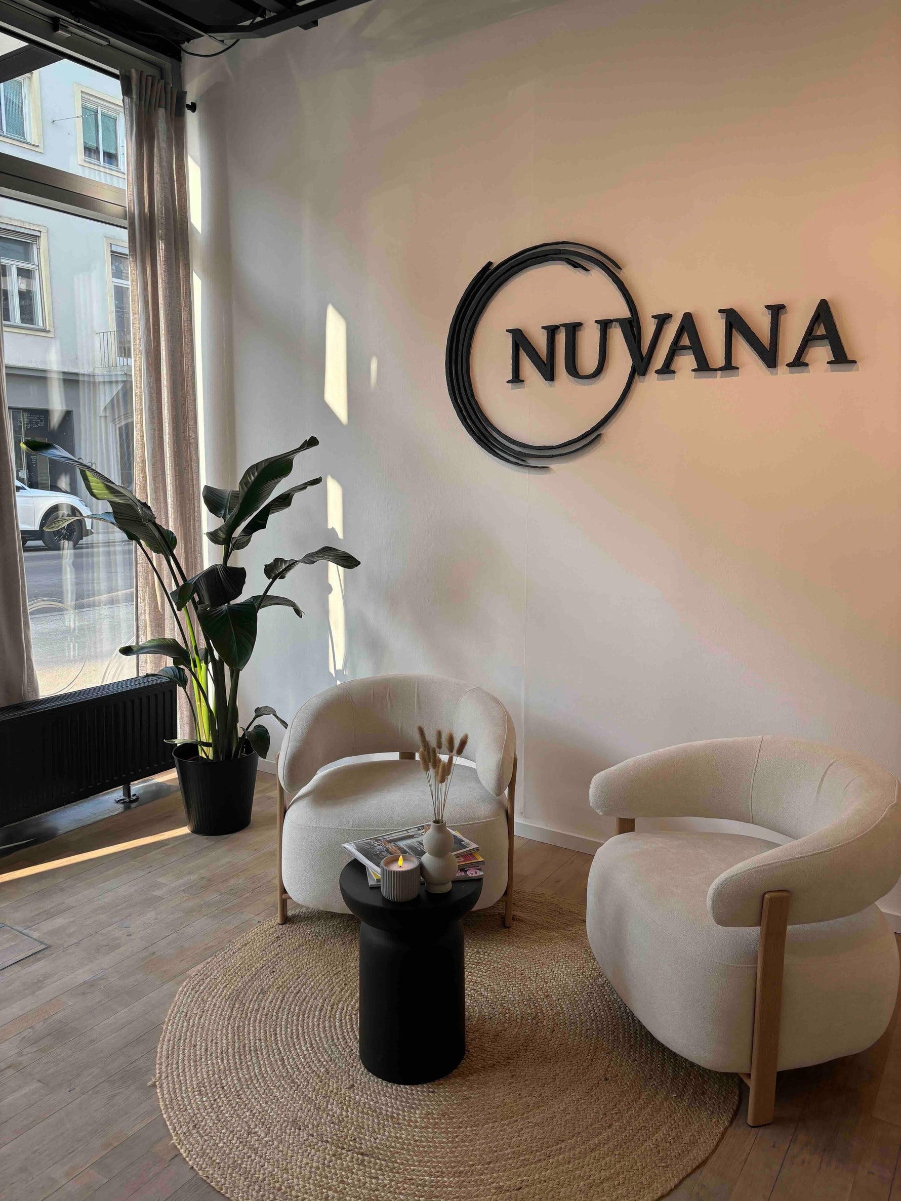 Lounge-Bereich der Nuvana Kältekammer in Graz für Entspannung vor der Cryo-Session.