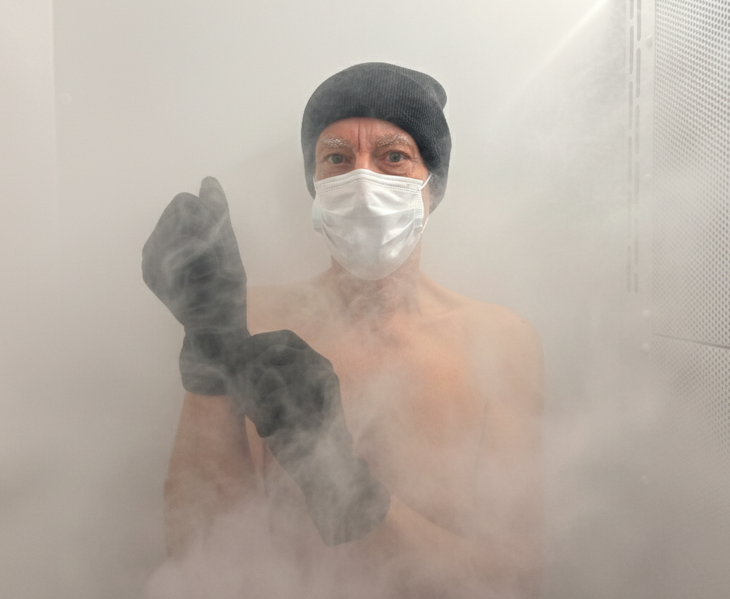 Rheuma Patient während einer -110 Grad Kryotherapie in der Nuvana Kältekammer Graz.