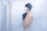 Sportler während einer -110 Grad Kryotherapie in der Nuvana Kältekammer Graz.