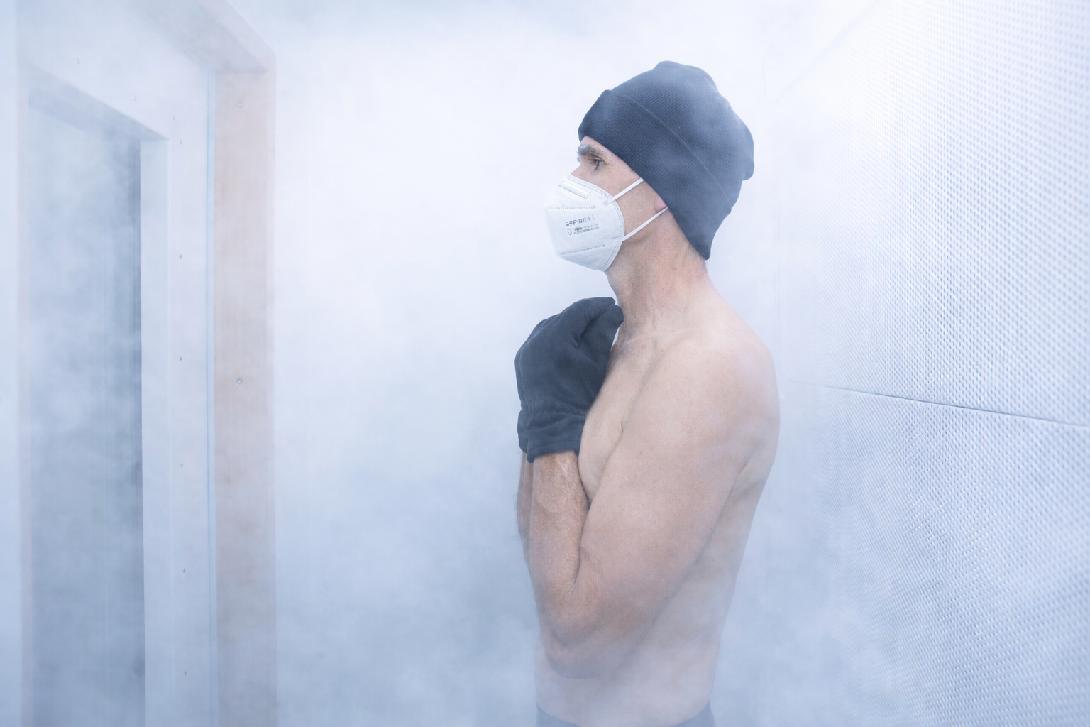 Sportler während einer -110 Grad Kryotherapie in der Nuvana Kältekammer Graz.